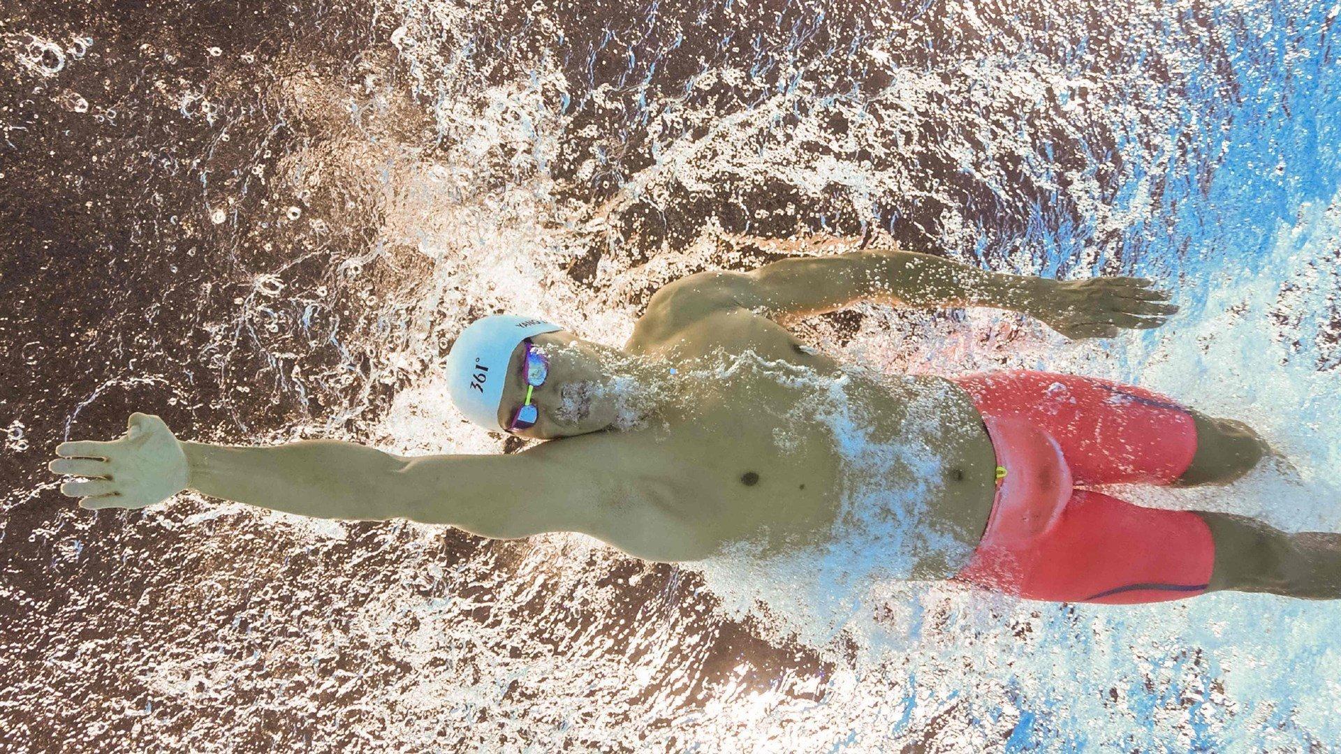 阿尔卡拉斯慈善赛客串球童，网球巨星亲民举动引全球赞誉